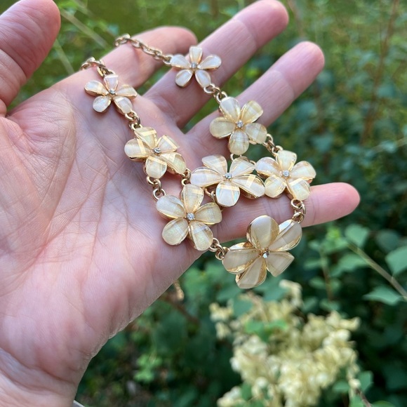 New in box Handmade Floral Necklace in Gold and Cream - Picture 10 of 11